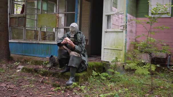 Naakte man met een gasmasker houden van groene appel — Stockvideo