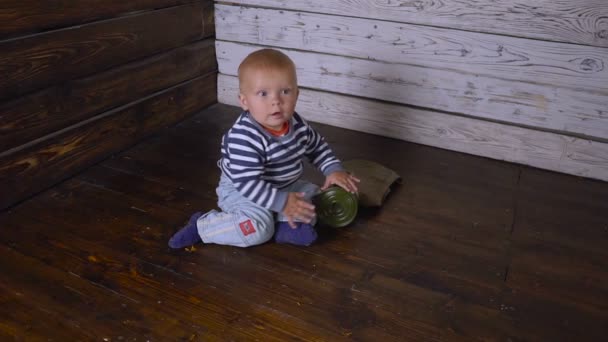 Child and gas mask — Stock Video