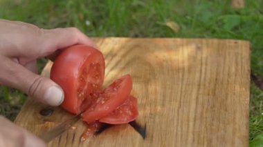 adam dilim domates kesme tahtası