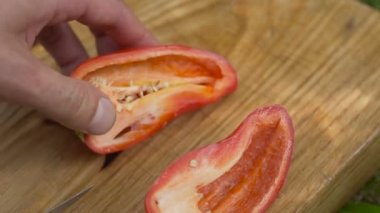 adam kırmızı biber bir bıçakla dilim.