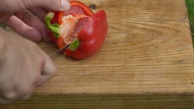 adam bir bıçak ile kırmızı biber dilimleri hd