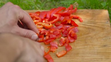 dilimleri kırmızı biber bir kesme tahtası üzerinde kapat