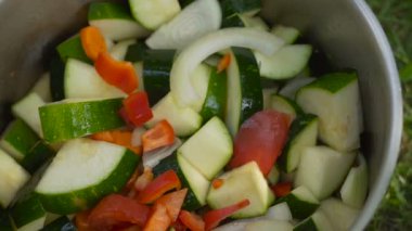 dostum sebzeli açık havada hazırlanıyor kabak yakın çekim