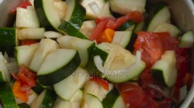 adam açık havada sebze ile kabak hd hazırlanıyor