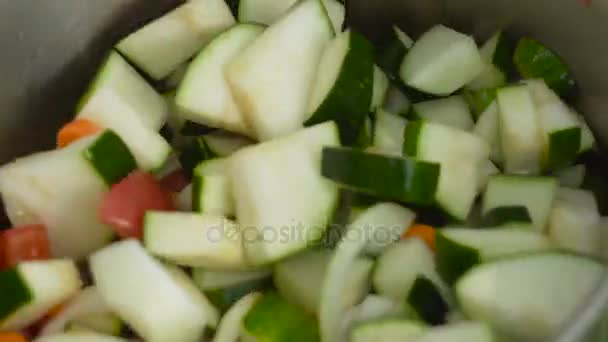 Preparación de calabacín con verduras hd — Vídeo de stock