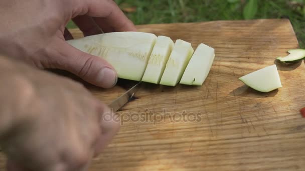 Hombre cocina calabacín hd — Vídeo de stock