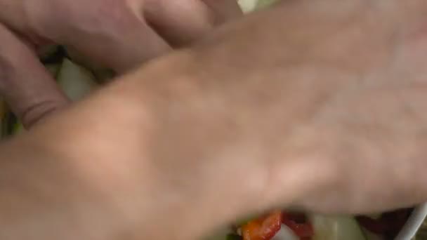 Hombre preparando calabacín con verduras al aire libre — Vídeo de stock
