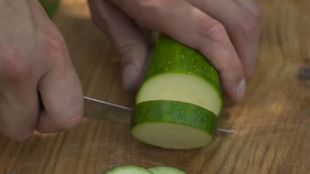 Man skär zucchini närbild — Stockvideo