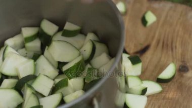 dostum bir bıçakla keser kabak yakın çekim