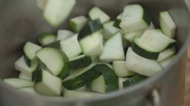 adam kabak yavaş bıçakla keser.