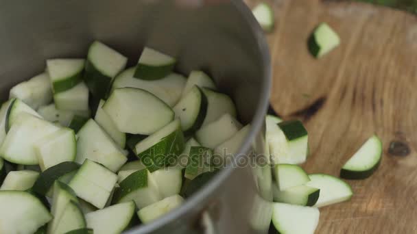 Man close-up bezuinigingen courgette met een mes — Stockvideo