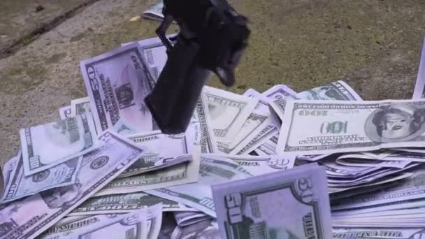 Pistool valt op het geld — Stockvideo