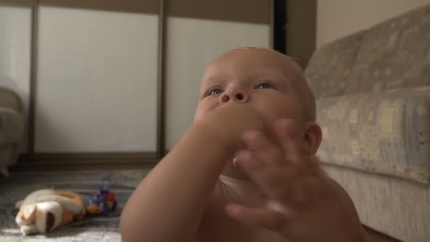 Le petit enfant rampe dans la couche hd — Video