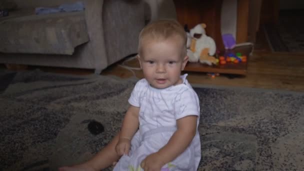 Le petit enfant rampe dans un T-shirt blanc — Video