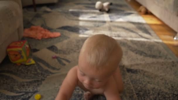 Das kleine Kind krabbelt in der Windel aus nächster Nähe — Stockvideo