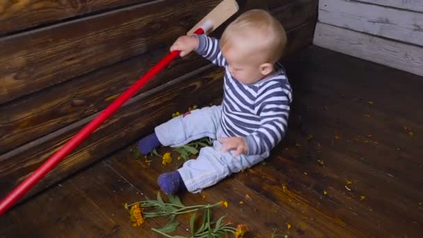 Baby och mopp på golvet Slow motion — Stockvideo