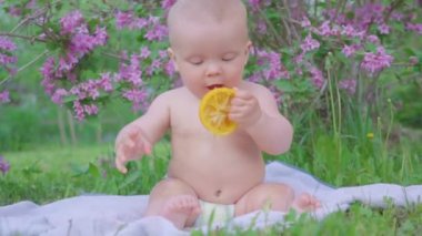 Bir portakal yemek mutlu bebek