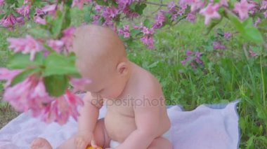 Bir portakal yemek mutlu bebek