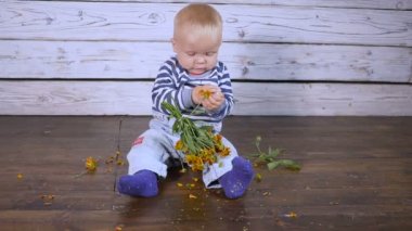 Sarı çiçekli bir çocuk