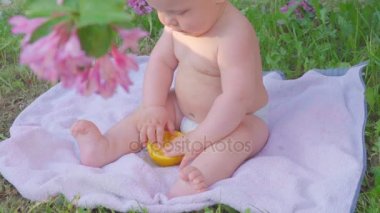 Bir portakal yemek mutlu bebek