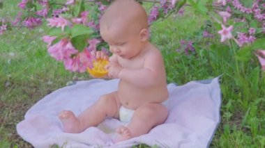 Bir portakal yemek mutlu bebek