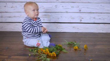 Sarı çiçekli bebek