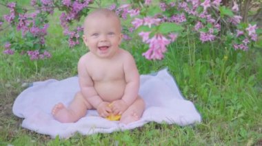 Bir portakal yemek mutlu bebek