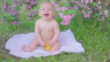 Bir portakal yemek mutlu bebek