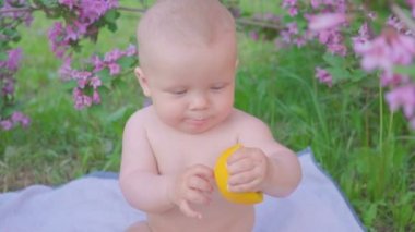 Bir portakal yemek mutlu bebek