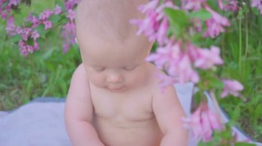 Bir portakal yemek mutlu bebek