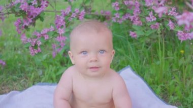 Bir portakal yemek mutlu bebek