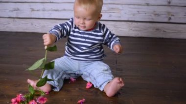 pembe çiçekli bir çocuk