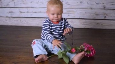 hd bir çocukla pembe çiçekler