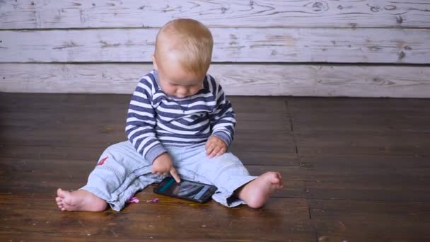 Dziecko i telefonu komórkowego — Wideo stockowe