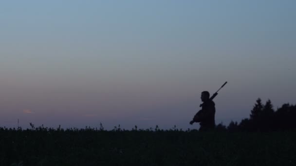 Homme va à la chasse avec un pistolet 4k — Video