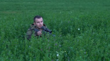 uzun otların 4 k oturan silahlı adam