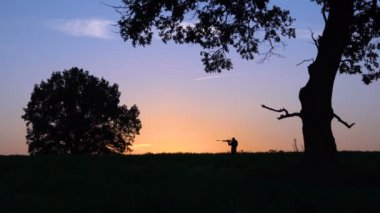 silahlı adam güneşin yavaş arka planı yürüyor