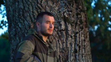 Ava yavaş bir ağacın arkasında silahlı adam