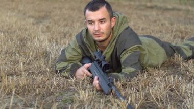 silahlı adam yerde yatıyor