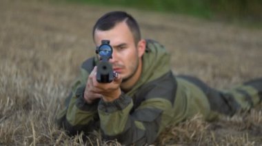 silahlı adam yere yavaş yatıyor