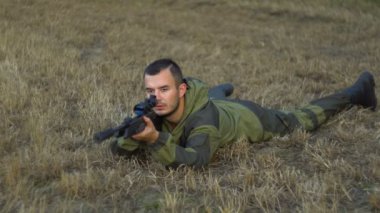 kamuflaj silahlı bir adam yere 4 k yatıyor