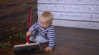 erkek bebek ve yavaş hareket katta paspas