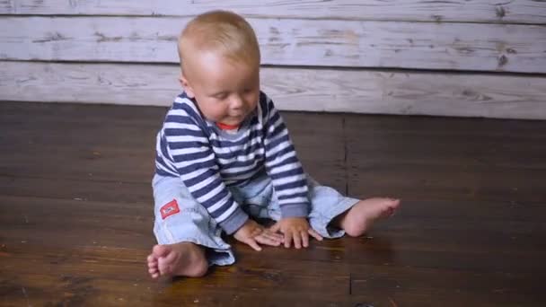 Child sits on the floor hd — Stock Video