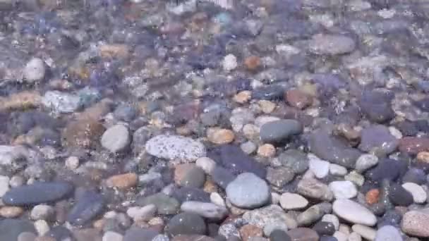 Ondas rolam em uma praia de seixos — Vídeo de Stock