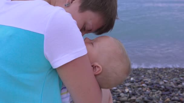 Мама с ребенком прогуливается по пляжу 4k — стоковое видео