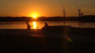 Kızlar günbatımı karşı yürüyor