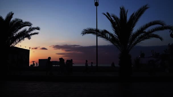 As pessoas descansam no lago no pier hd — Vídeo de Stock