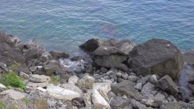 Su sıçramasına kayalık sahile 4 k