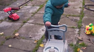 Çocuk çocuk bebek yürümeye başlayan çocuk çalışan, yalpa