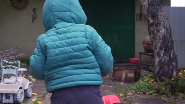 Çocuk çocuk bebek yürümeye başlayan çocuk çalışan, yalpa — Stok video